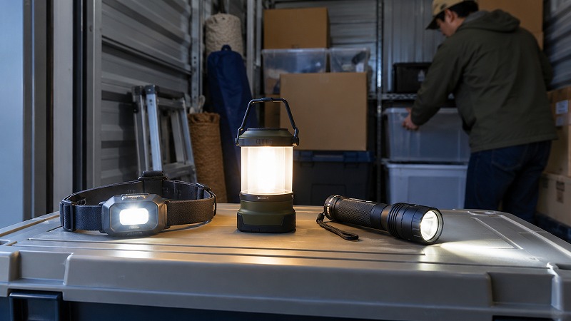 トランクルームで使いやすいヘッドライトとLEDランタンとハンディライト