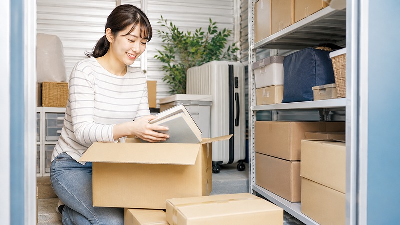 トランクルームを便利に活用して荷物を整理する人