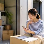 トランクルーム選びで荷物を確認する人