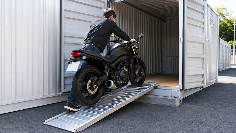 バイクコンテナのスロープと入口幅を確認する様子