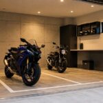 バイクを屋内ガレージで保管している様子