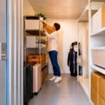 キュラーズのような屋内型トランクルームに荷物を保管するイメージ