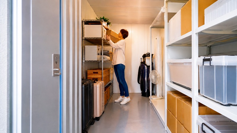 キュラーズのような屋内型トランクルームに荷物を保管するイメージ