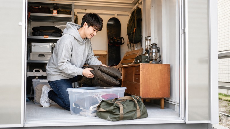 自宅の荷物を整理してトランクルームに預ける人