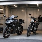 バイク専用トランクルームのガレージに保管されたバイク