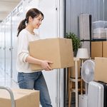 トランクルームを1ヶ月だけ利用するために段ボールを運ぶ様子