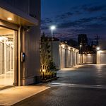 夜間も利用できる照明が整ったトランクルーム施設の外観