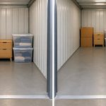 段ボールや衣装ケース、小型家具を整理して置いたトランクルームの室内