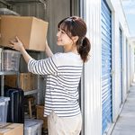 トランクルームの収納スペースに荷物を入れている様子
