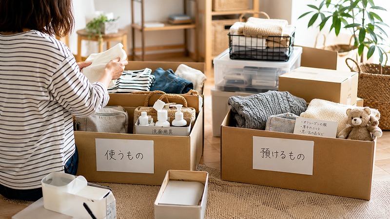 引っ越し前に預ける荷物と持っていく荷物を仕分けする様子