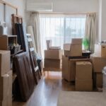 引っ越し荷物の一時保管に悩む部屋の段ボール