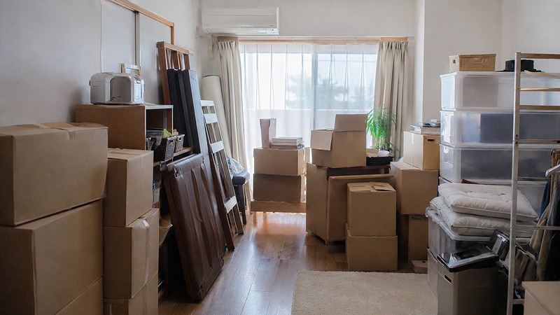引っ越し荷物の一時保管に悩む部屋の段ボール