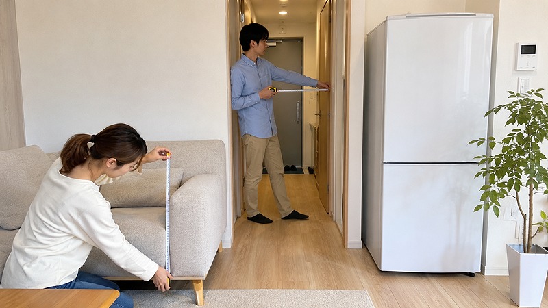 宅トラで大型家具を預ける前にサイズと搬出経路を確認する様子