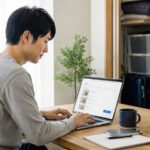 宅トラの取り出し手続きをスマホで行うイメージ