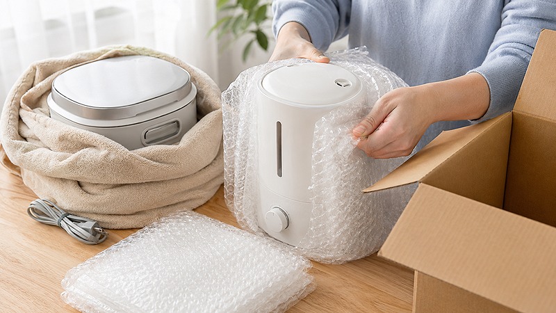 家電をトランクルームに預ける前に緩衝材で梱包する様子