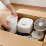 ミニクラに預ける家電を段ボールに梱包する様子
