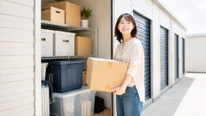 ハローストレージの利用方法を確認する人とトランクルーム