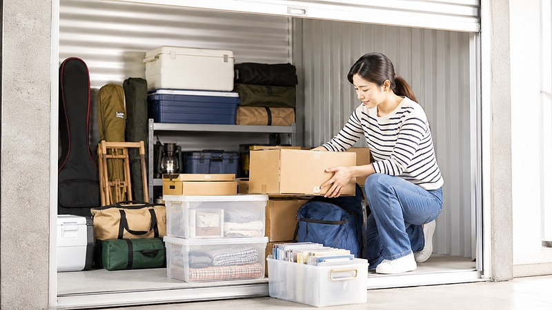 トランクルームに収納する荷物を整理する様子